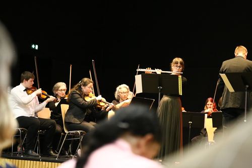 L'orchestre sur la scène du gymnase municipal
