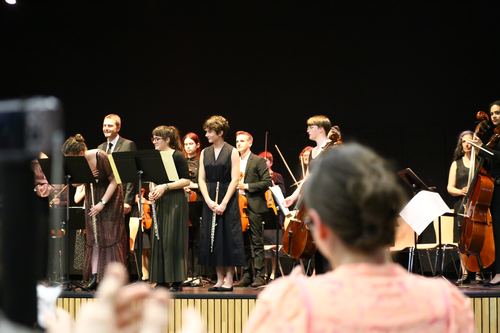Les jeunes solistes et l'orchestre au complet